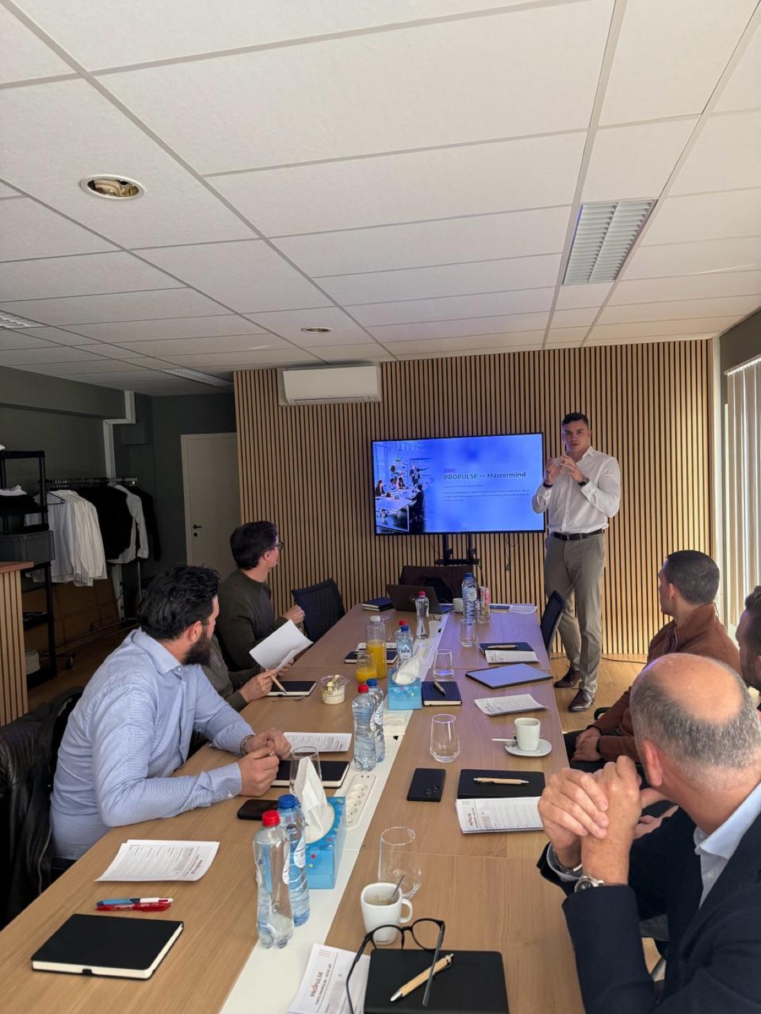 Une session du mastermind Propulse en présentiel, autour de la table